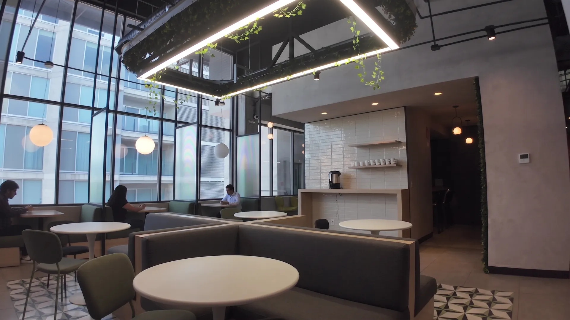 Espacio de trabajo con ventanales de doble altura y luz natural