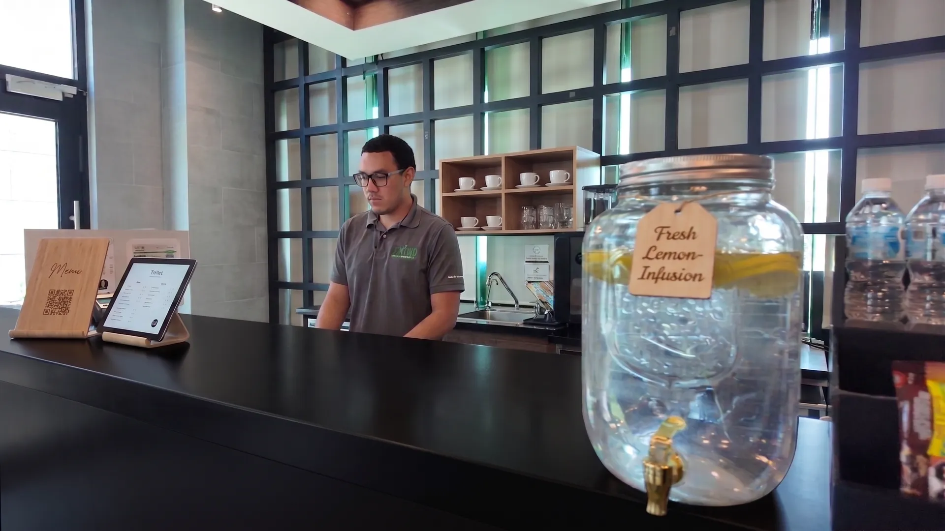 Estación de café y bebidas atendida por staff de Think Workspace